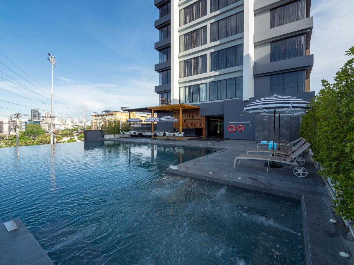 Thaya Hotel Bangkok Bagian luar foto