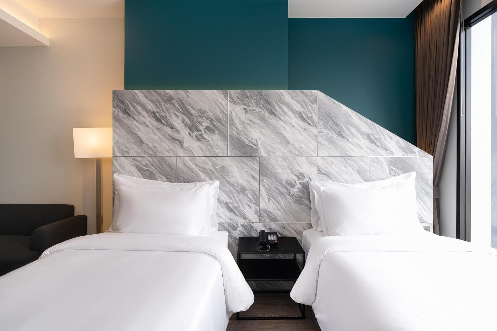 Thaya Hotel Bangkok Bagian luar foto