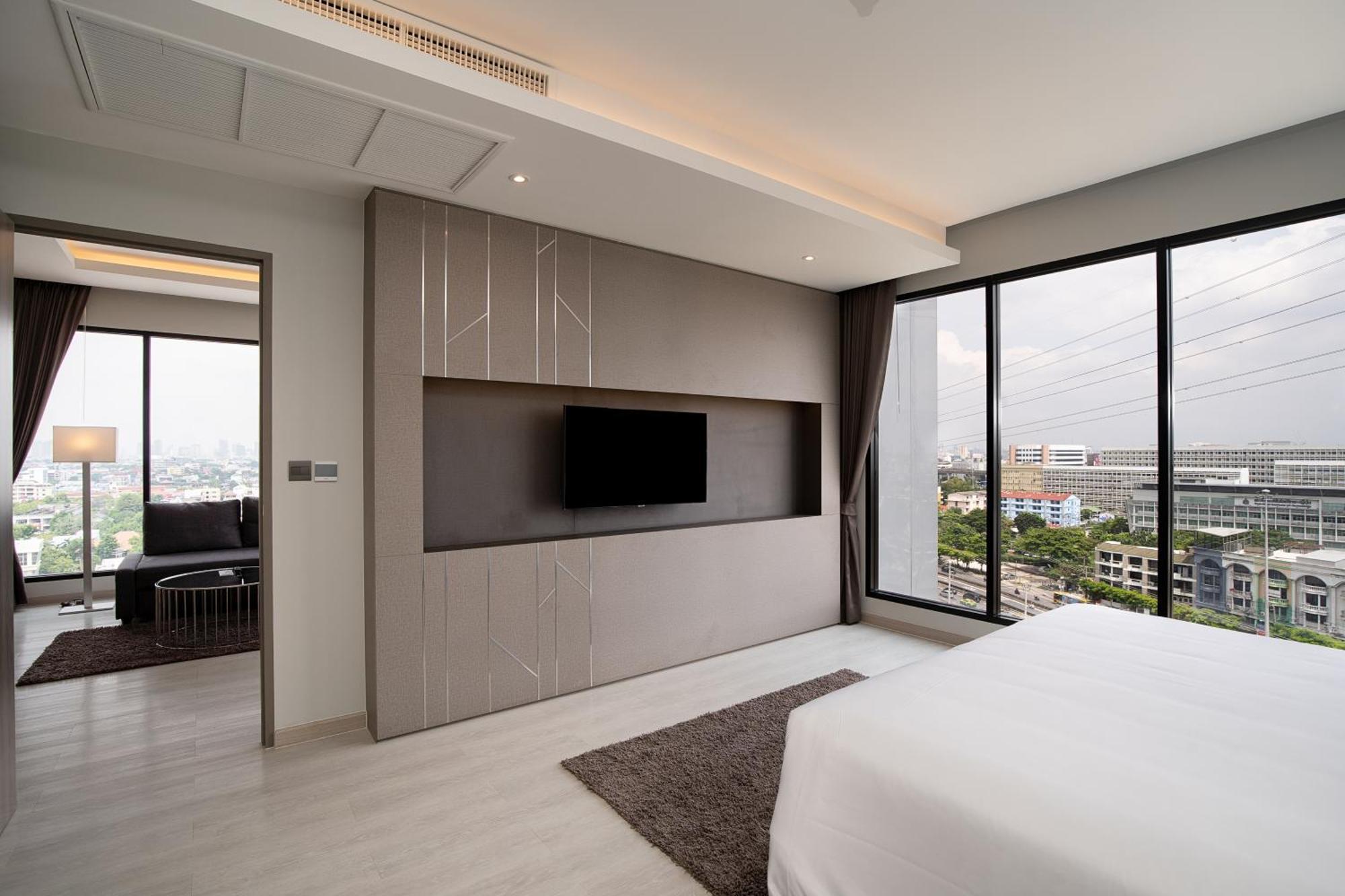 Thaya Hotel Bangkok Bagian luar foto
