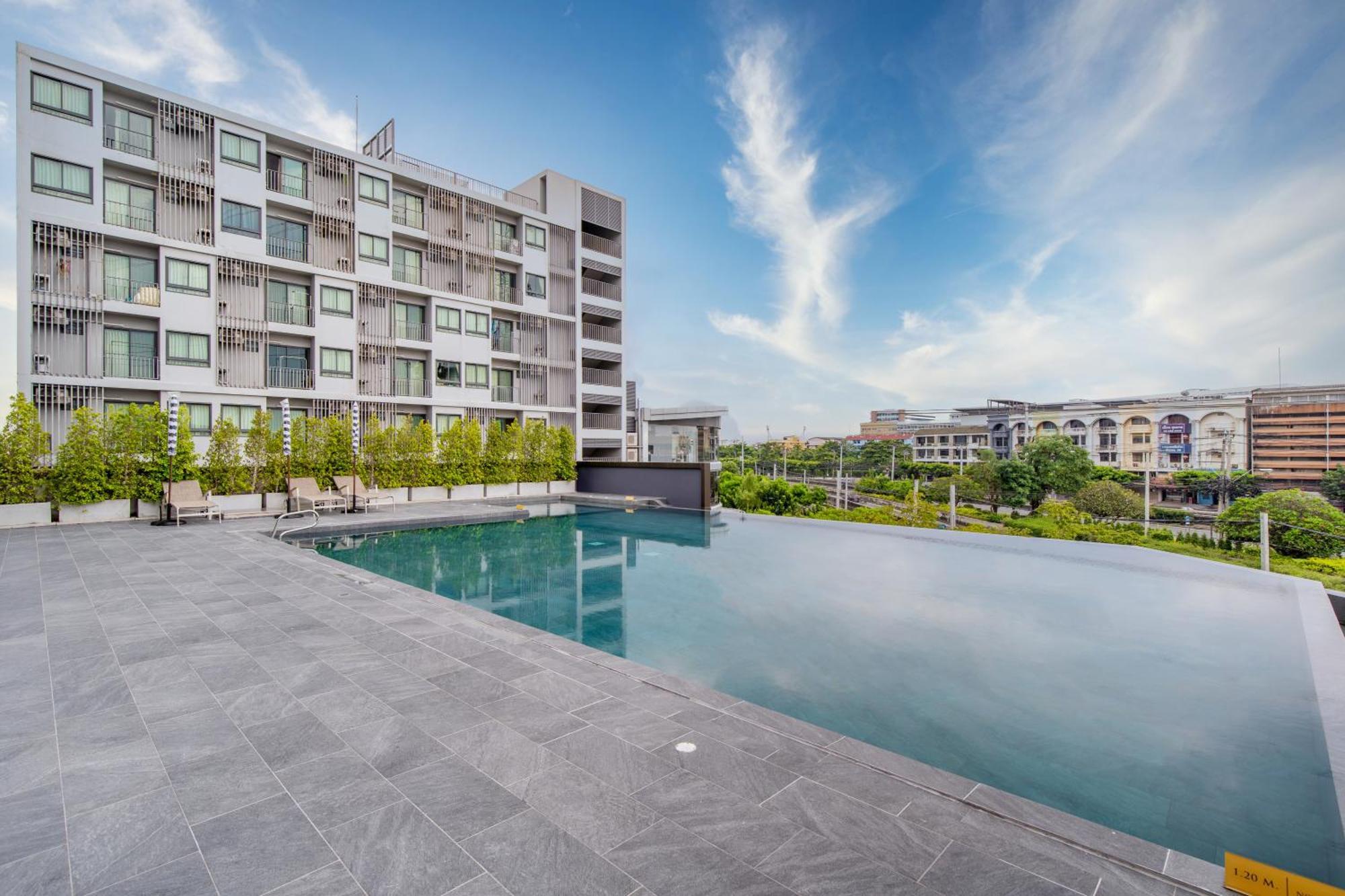 Thaya Hotel Bangkok Bagian luar foto